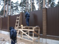 Установка забора из профнастила с кирпичными столбами Установка забора из профнастила с кирпичными столбами